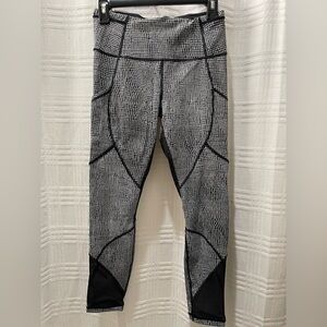 Lululemon black and white ruched back leggings size 6